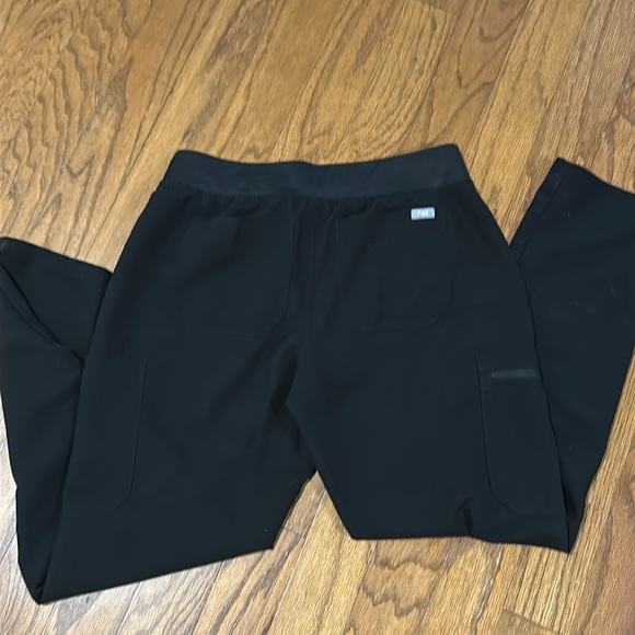 FIGS. Cargo scrub pants. Black.  Med. - Picture 5 of 6